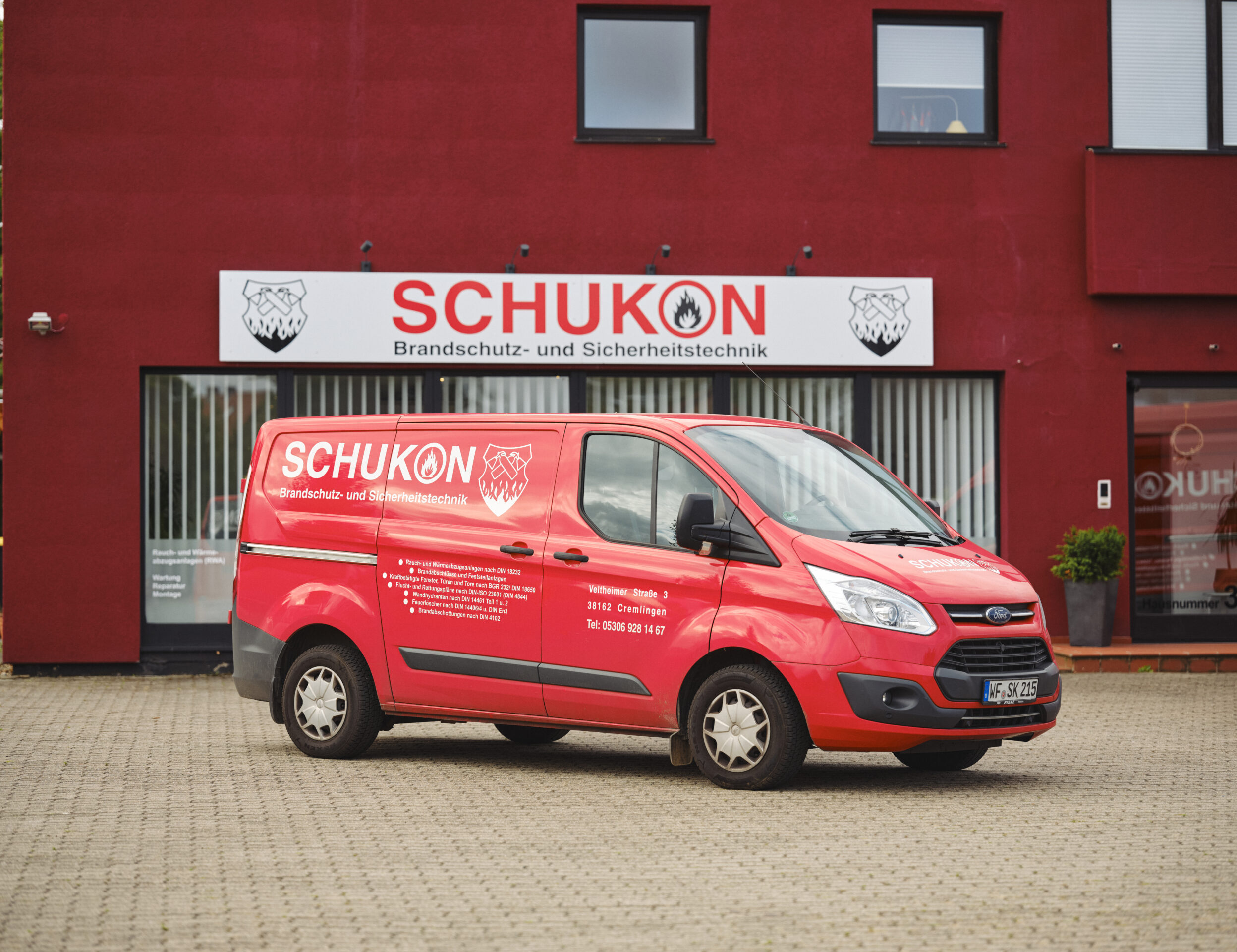 SCHUKON Firmengebäude und Service-Fahrzeug