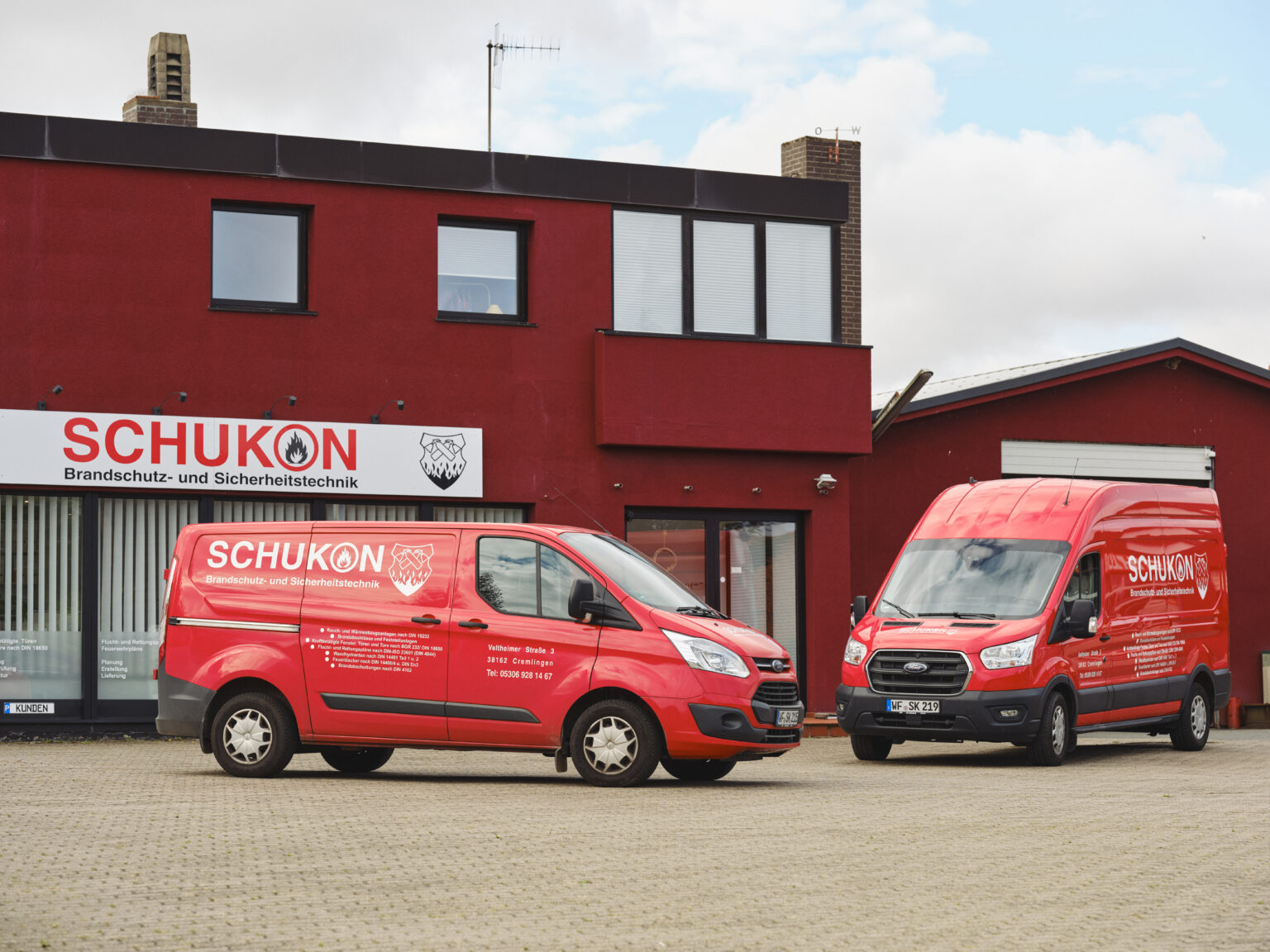 Firmengebäude und Servicefahrzeuge von SCHUKON in Cremlingen