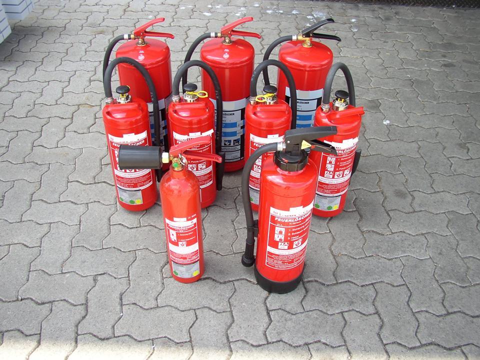 Feuerlöscher nach der Wartung in einem Betrieb in Sarstedt