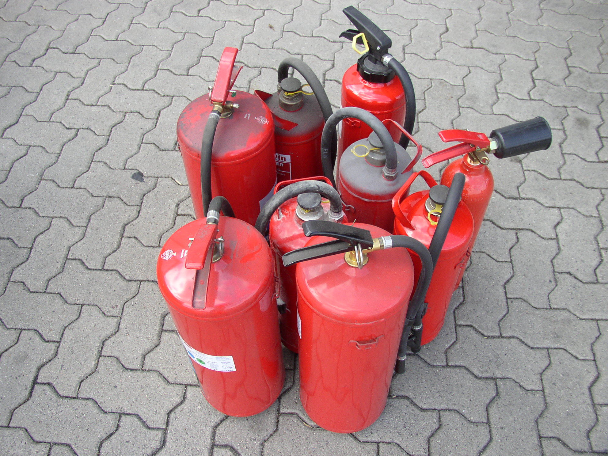 Feuerlöscher vor der Wartung in einem Betrieb in Sarstedt