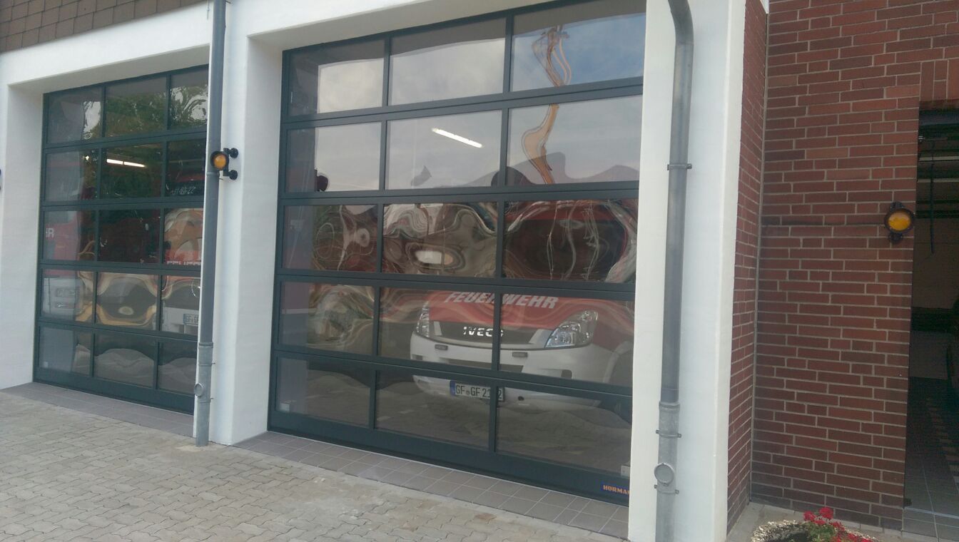 Elektrisch betriebenes Sektionaltor bei einem öffentlichen Träger im Raum Gifhorn